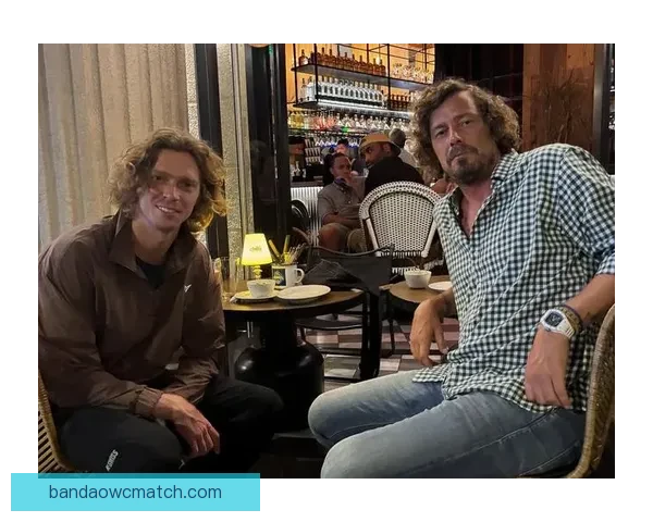 摇滚巨星邦·乔维亮相迈阿密大师赛与萨芬卢布丰塞卡亲切合影交流